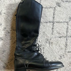 Excellent condition Ariat tall field boots size 7 reg calf M height